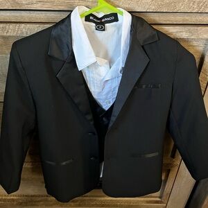 Boys tux size 7
